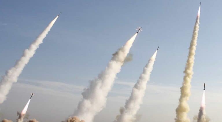 Irão lança mais de 20 mísseis contra bases militares dos EUA no Iraque