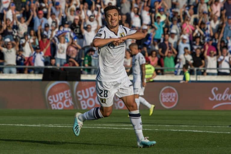 Famalicão recebe Santa Clara na tarde de domingo