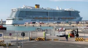 Coronavírus. 6 mil pessoas a bordo de cruzeiro impedidas de desembarcar
