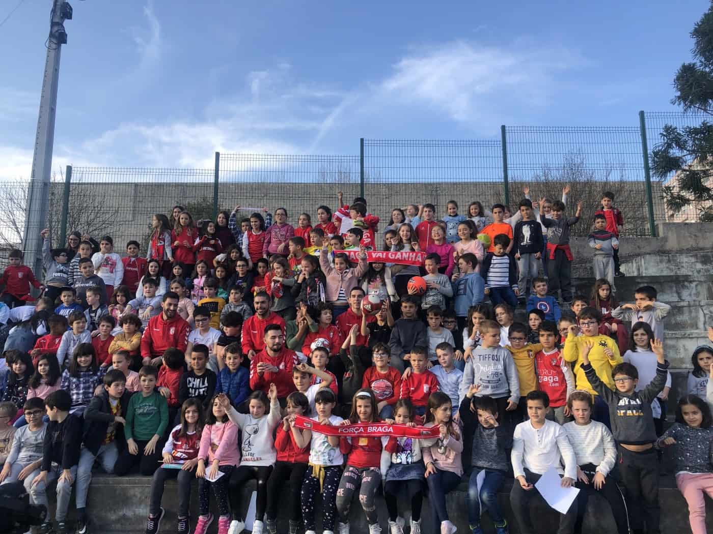 SC Braga/AAUM visita EB1 Gualtar para falar da importância de jogar e estudar