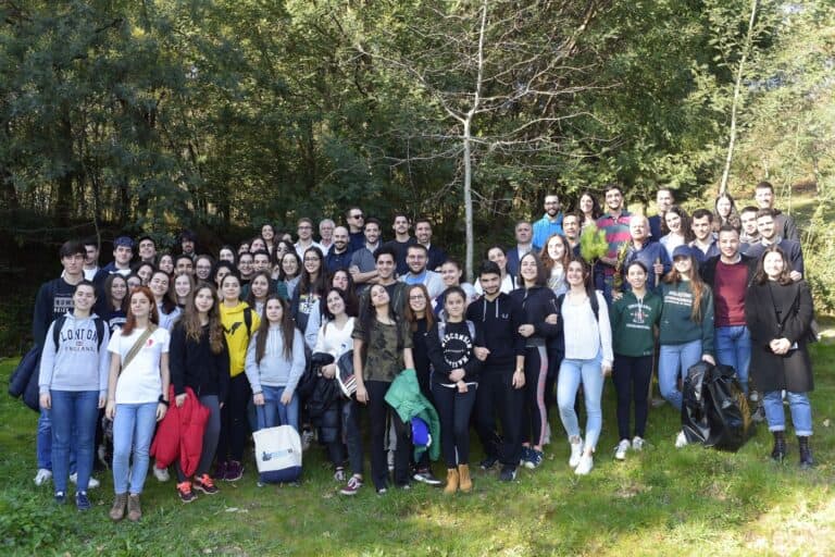 Alunos da UMinho dedicam tarde a plantar árvores em Gualtar