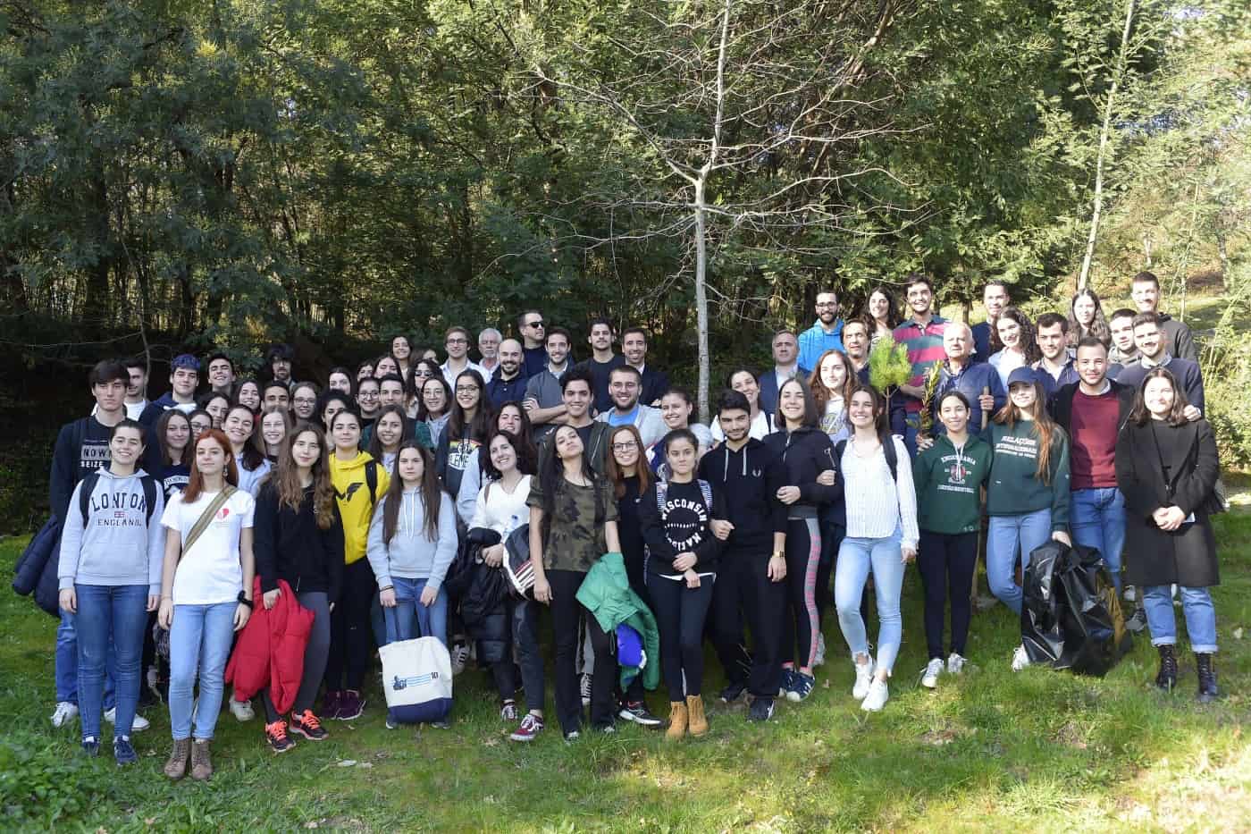 Alunos da UMinho dedicam tarde a plantar árvores em Gualtar