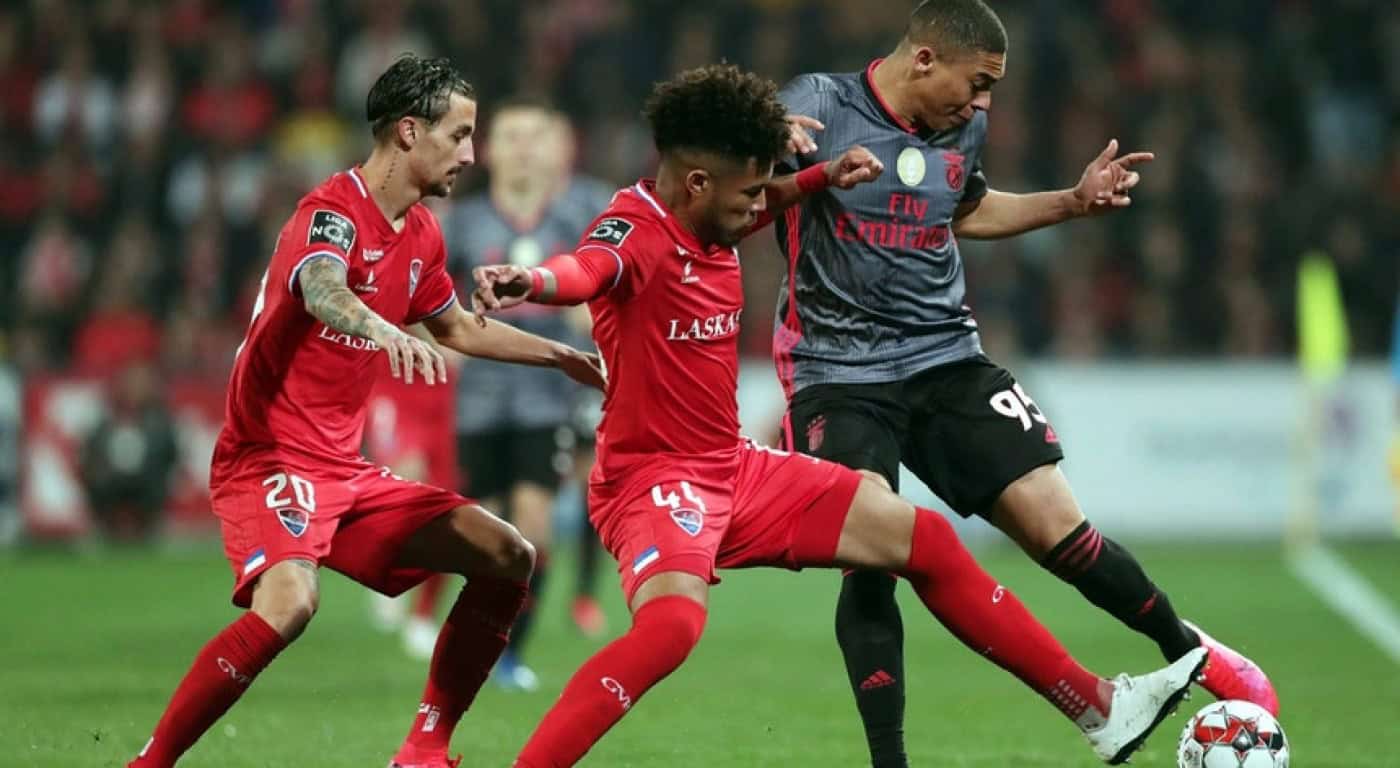 Benfica regressa aos triunfos e à liderança do campeonato