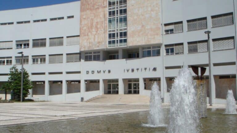 Tribunal de Braga julga acusados de assaltos milionários a um banco e vivendas