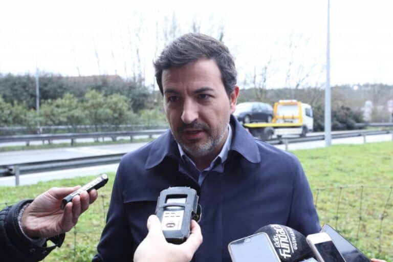 "Enquanto se discutem anúncios, a taxa de desemprego aumenta"