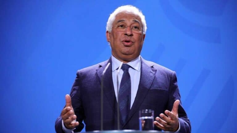 António Costa confirma escolas fechadas e shoppings limitados