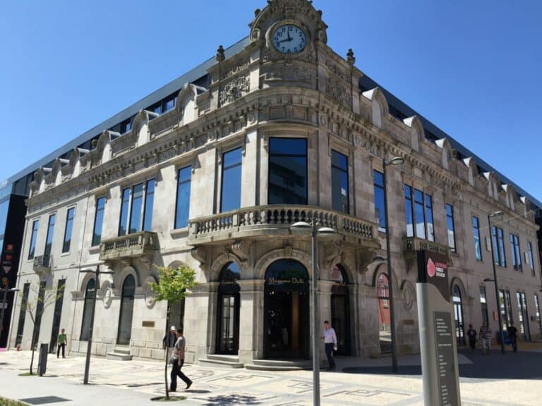 Atenção. A hora muda na madrugada deste domingo