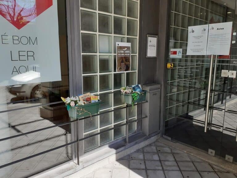 Lúcio Craveiro da Silva substitui plantas por livros e oferece-os à comunidade