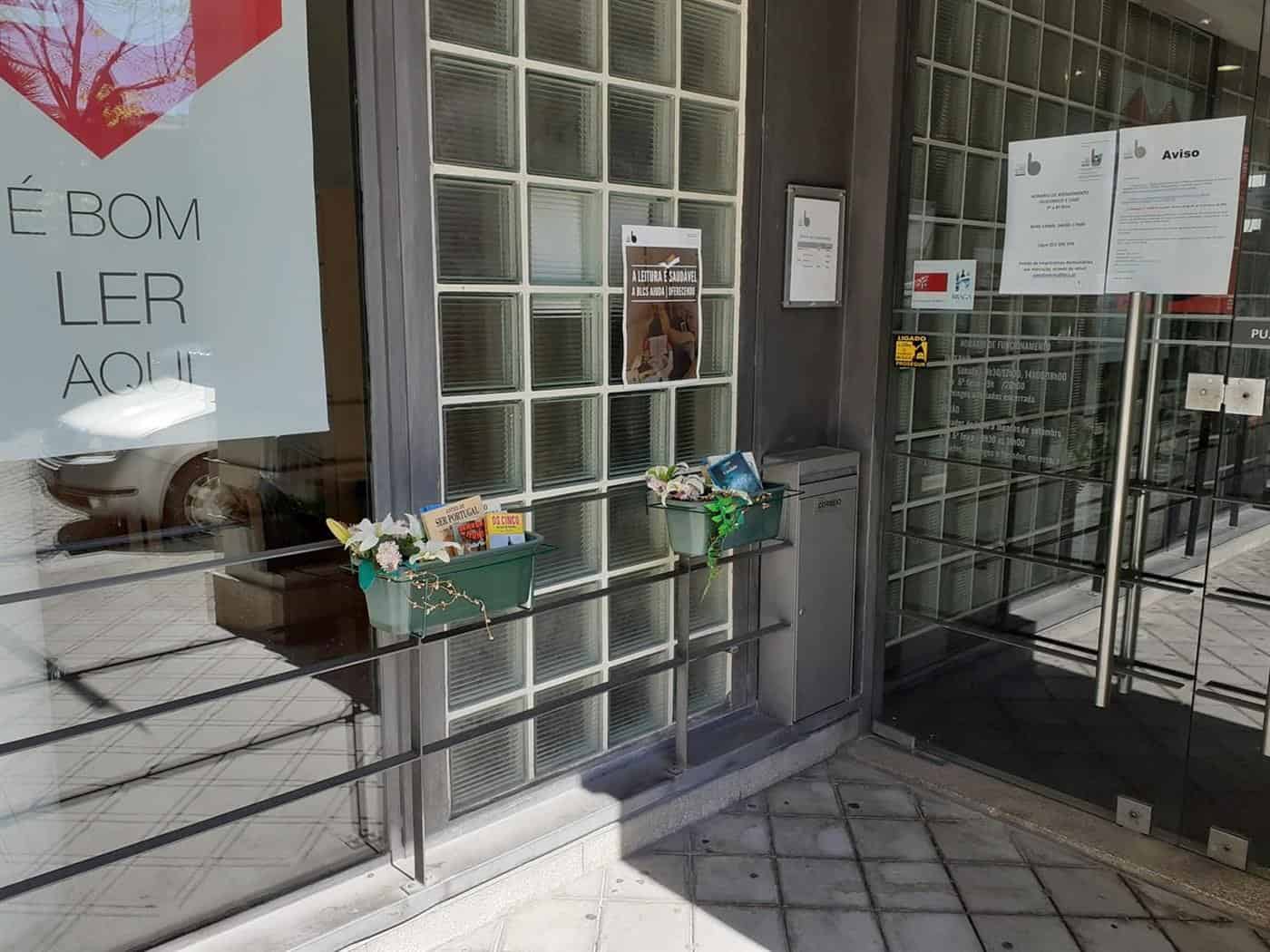 Lúcio Craveiro da Silva substitui plantas por livros e oferece-os à comunidade