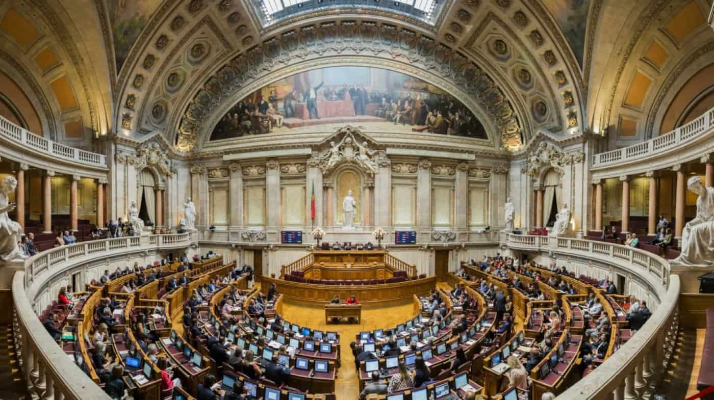 Covid-19: Parlamento discute hoje mais de 100 iniciativas