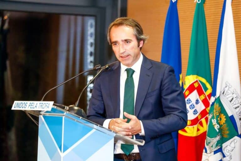 Autarca da Trofa doa salário a dez instituições do concelho