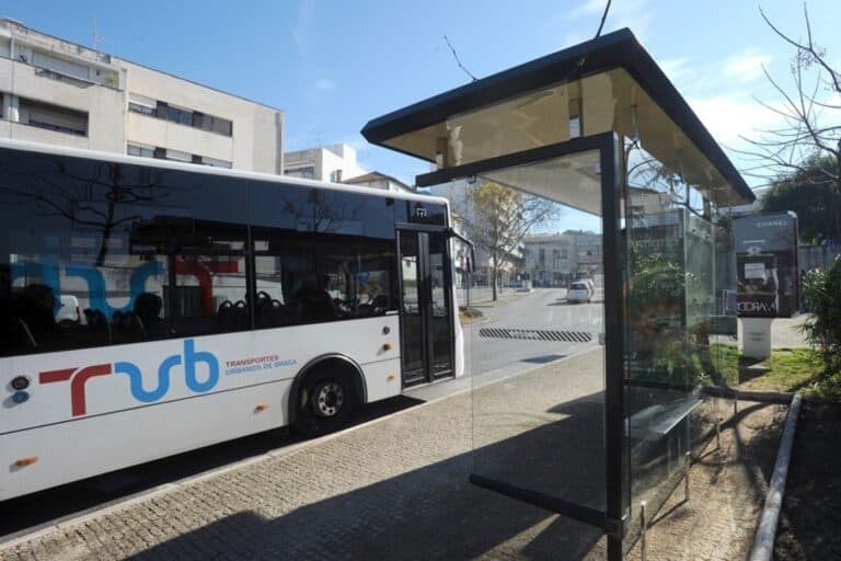 Desempregados ou em lay-off pagam metade do passe dos TUB em Junho