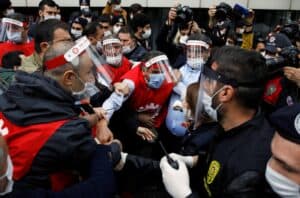 Detidos sindicalistas turcos que desafiaram proibição de sair à rua