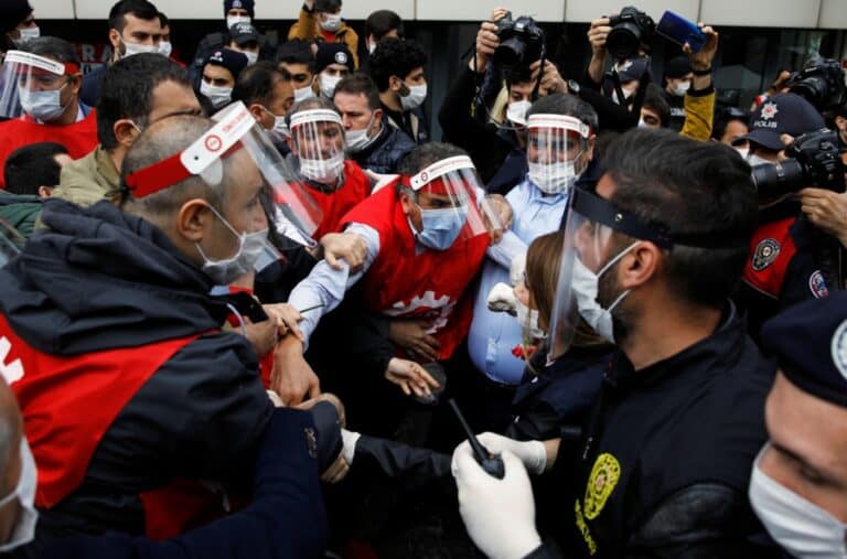 Detidos sindicalistas turcos que desafiaram proibição de sair à rua