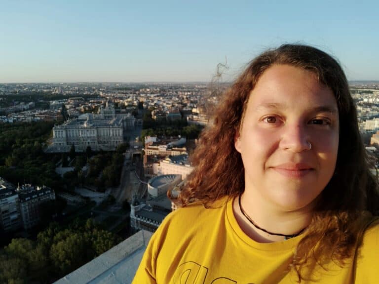 Alumna em Madrid diz que "hospitais já conseguem dar resposta aos internamentos"