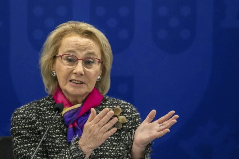 Protocolos de acompanhamento para pessoas recuperadas em equação