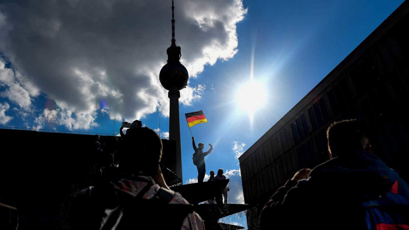 Alemanha regista menos casos diários e equaciona reabrir fronteiras