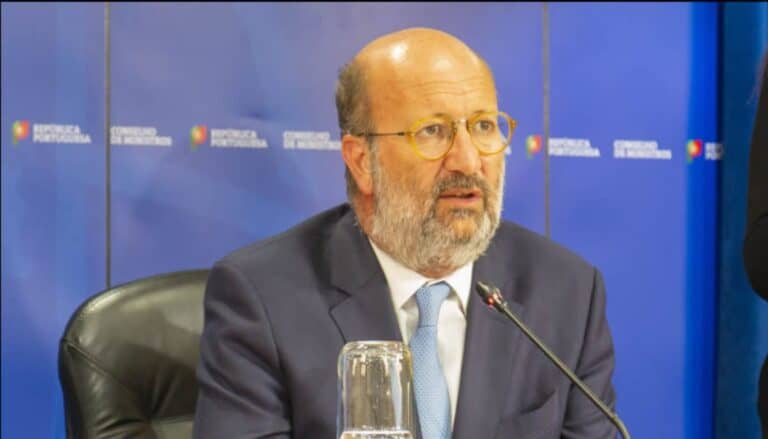 Matos Fernandes: "Acesso à praia é livre, vermelho não é proibição"