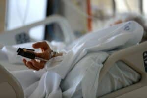 Mais de 1.500 pessoas continuam internadas apesar de terem alta