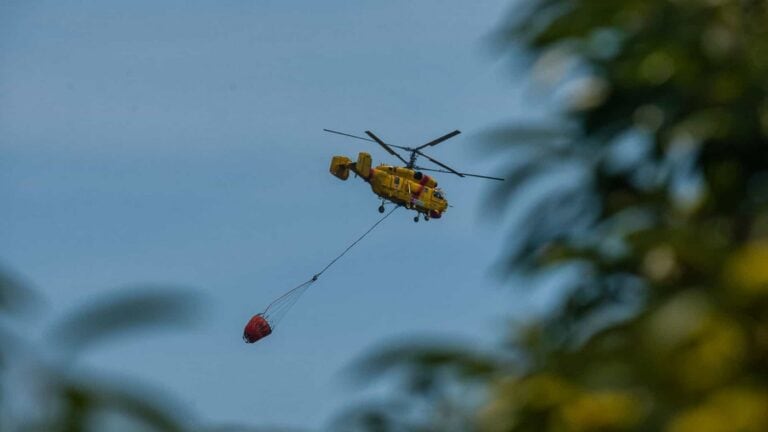 Aviões para combate aos incêndios estão disponíveis "nos próximos dias"
