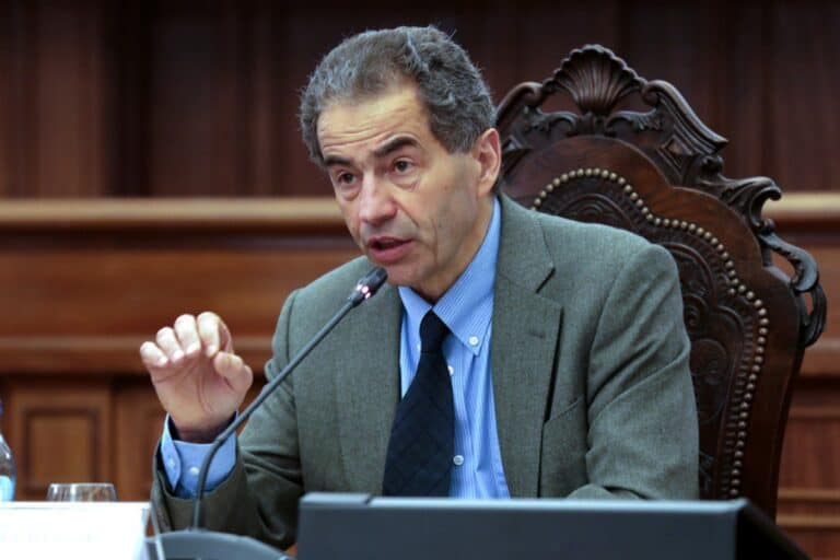 Ministro afasta possibilidade de Ensino Superior continuar à distância após pandemia