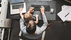 Teletrabalho pode manter-se para pais com filhos até aos três anos