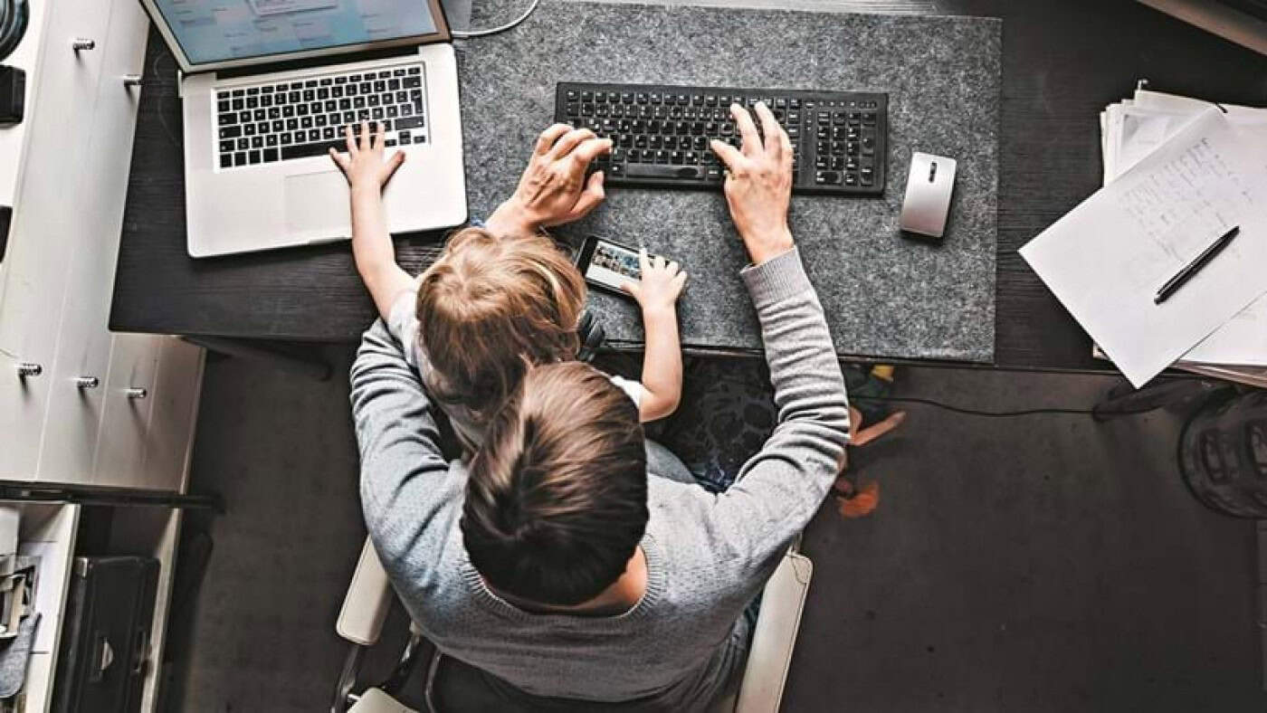 Teletrabalho pode manter-se para pais com filhos até aos três anos