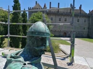 Estátua de D. Afonso Henriques está a ser restaurada
