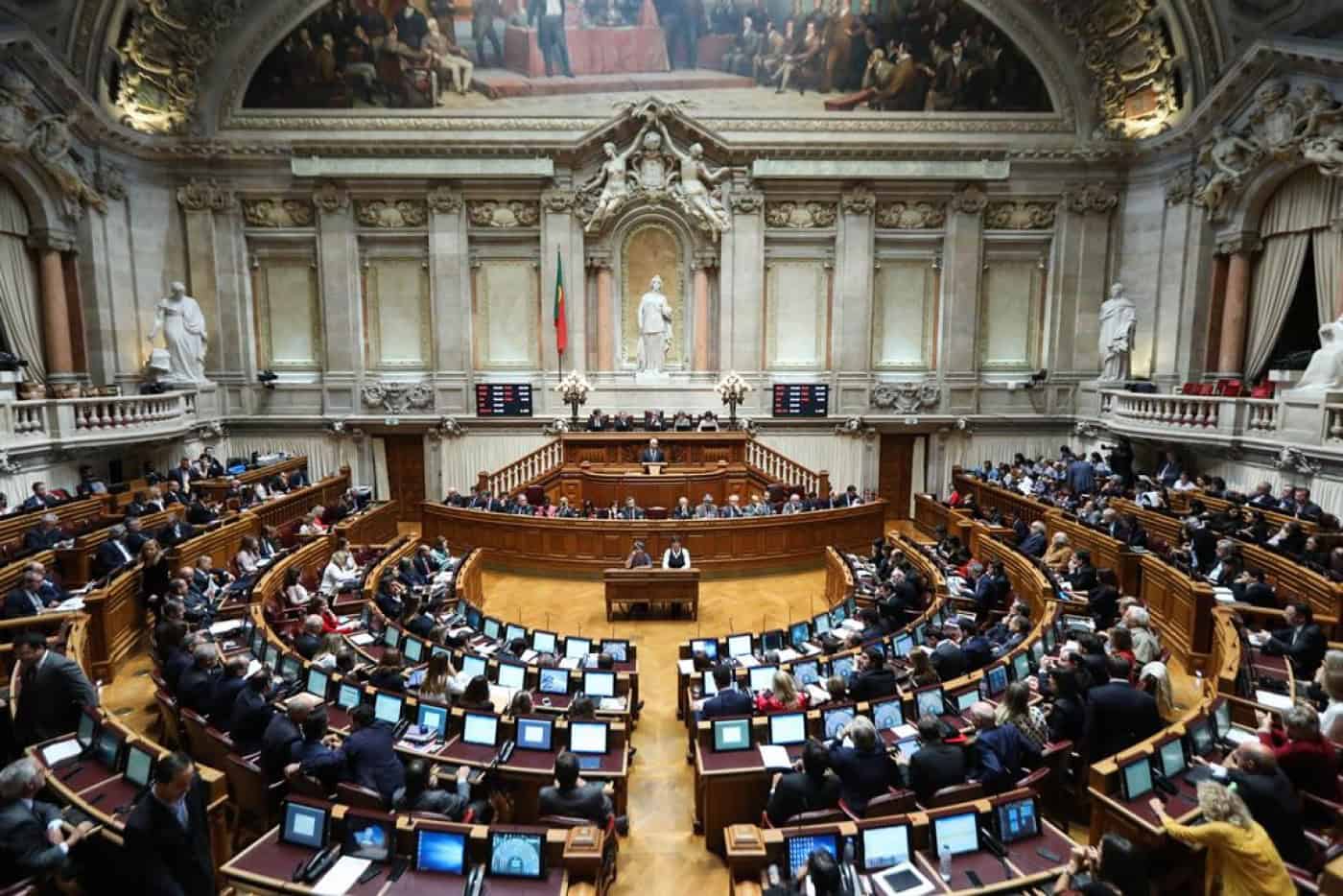 Parlamento aprova por unanimidade prémio aos profissionais do SNS