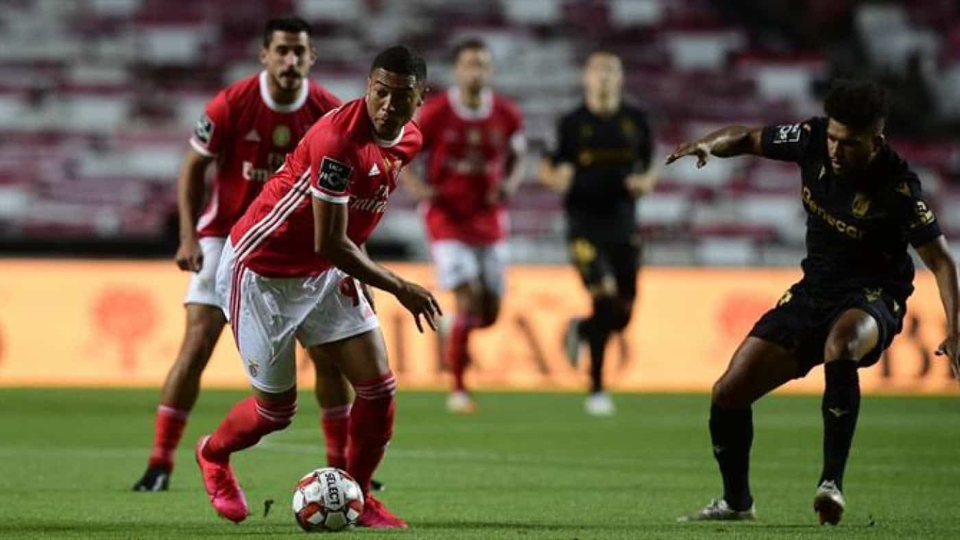 Vitória SC perde na Luz e Benfica adia festa azul e branca