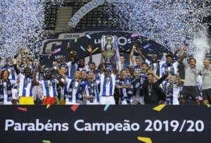 FC Porto levanta a taça de campeão num estádio vazio