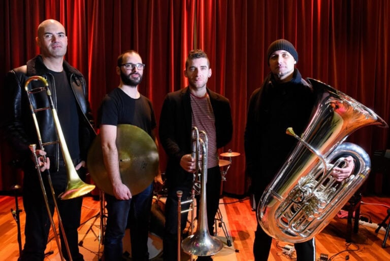 Groove dos RB&Mr.SC fecha '7 Quintas Felizes' no Theatro Circo