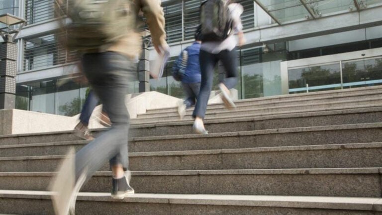 Abertos concursos para escolas contratarem 800 novos técnicos especializados