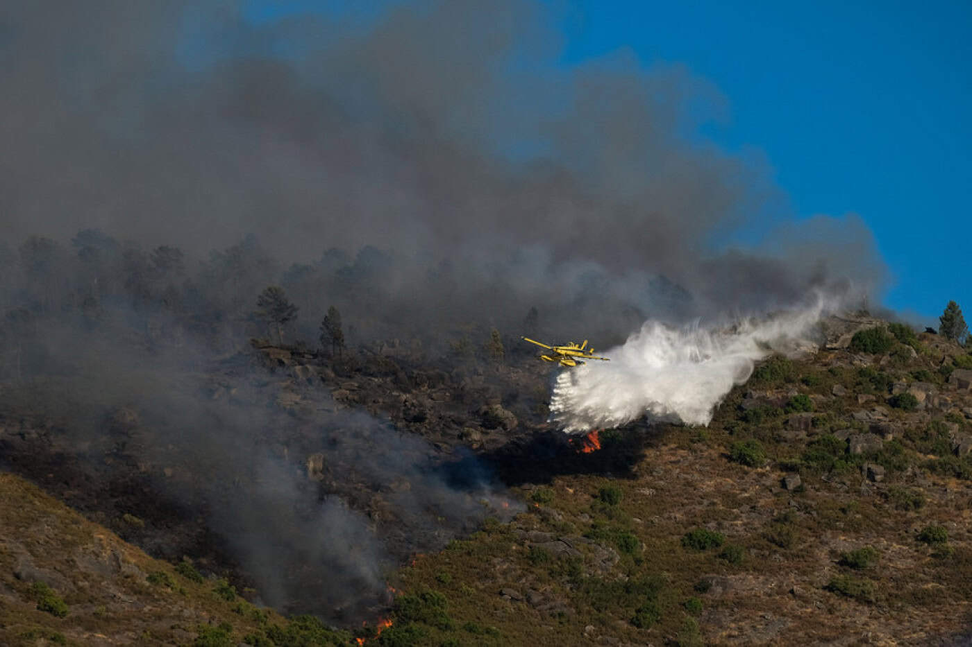 Incêndio no Parque Nacional Peneda-Gerês continua por controlar