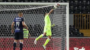 Douglas coloca ponto final na carreira mas continua no Vitória