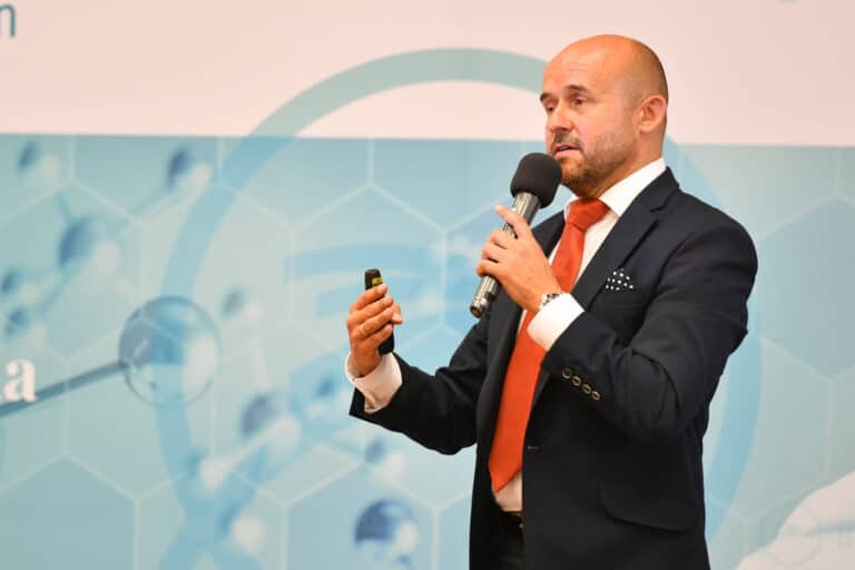 Polónia inicia produção de medicamento experimental com plasma sanguíneo