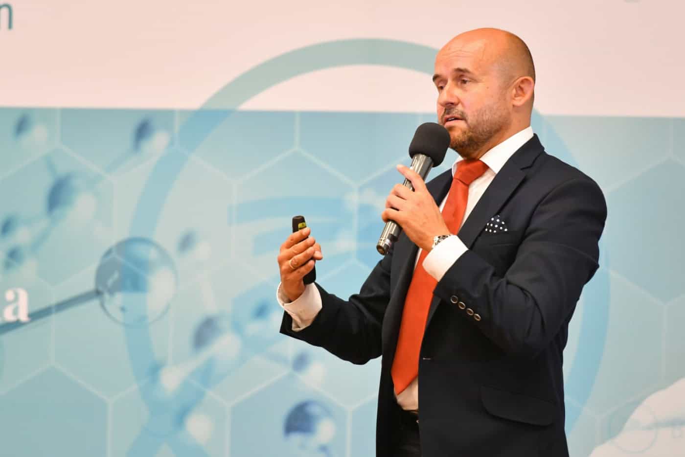 Polónia inicia produção de medicamento experimental com plasma sanguíneo&nbsp;