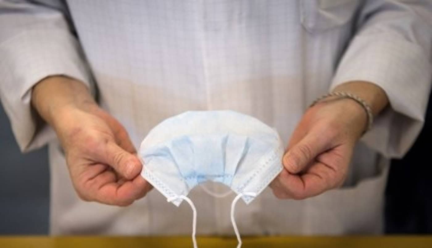 Humidade elevada prolonga vida das gotículas que transportam o novo coronavírus