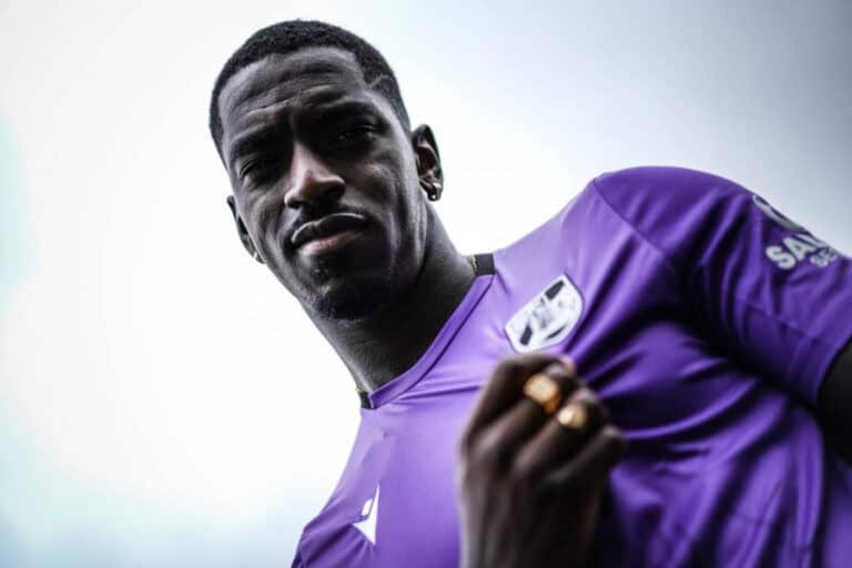 Vitória SC oficializa contratação de Bruno Varela