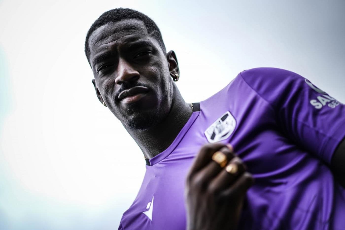 Vitória SC oficializa contratação de Bruno Varela