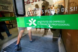 Número de desempregados inscritos aumenta 37% e ultrapassa os 407 mil