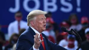 Trump autoriza tratamento com plasma de doentes recuperados da Covid-19