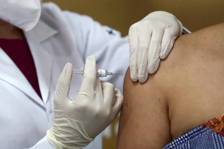 Covid-19: China já vacinou pessoal médico e funcionários das alfândegas