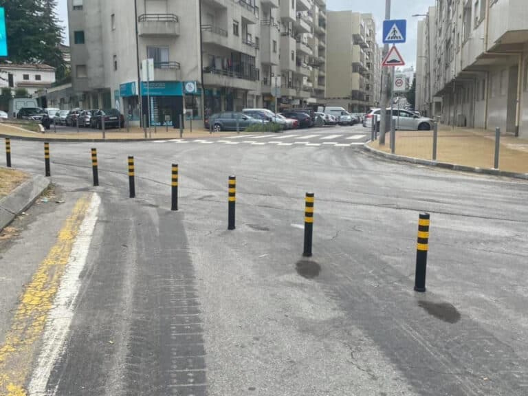 Moradores das Fontainhas lançam abaixo-assinado a exigir retirada imediata de pilaretes