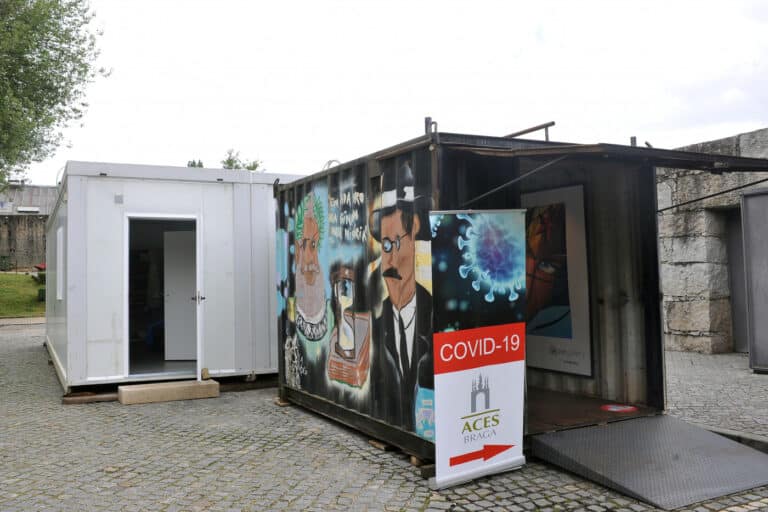 Contentores da unidade de rastreio de testes à covid-19 deslocalizados