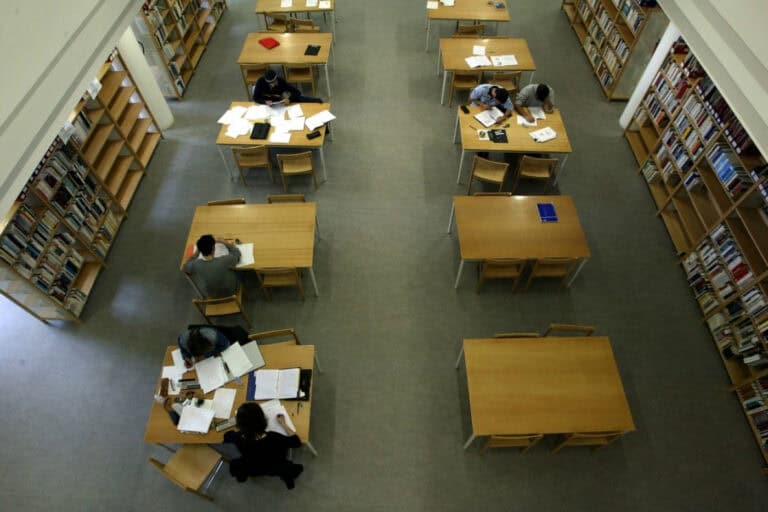 FCT adia resultados provisórios para bolsas de doutoramento