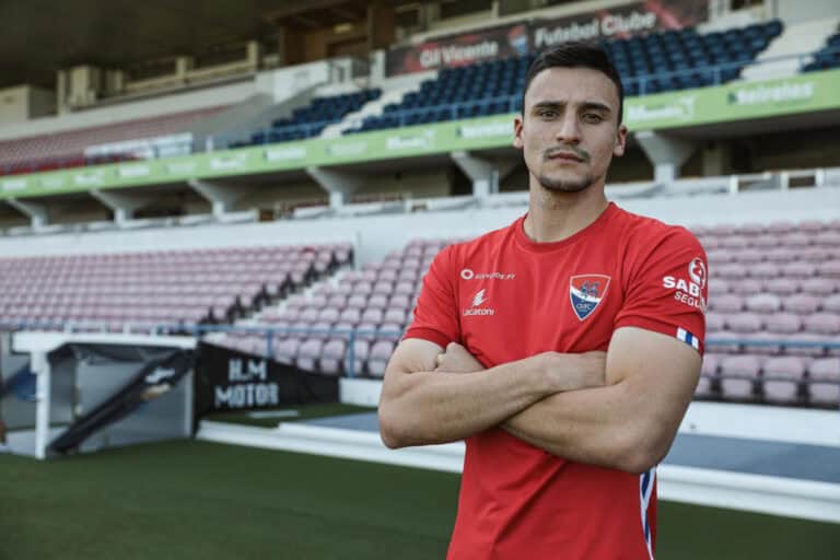 Gil Vicente contrata médio ao Corinthians