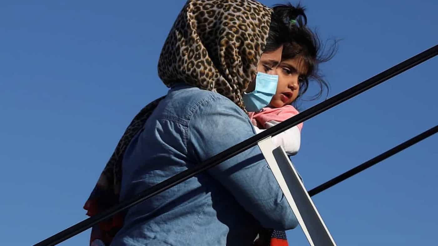 Grécia impõe confinamento total em três campos de migrantes