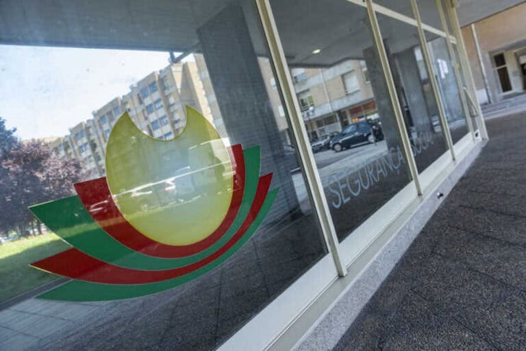 Trabalhadores sem proteção social já podem pedir apoio de 438,81 euros