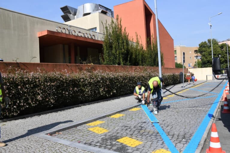 Famalicão instala pontos 'Toca a Andar' para atenuar trânsito junto às escolas